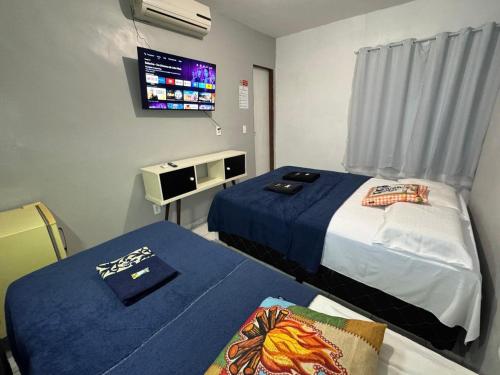 - une chambre à l'hôpital avec 2 lits et une télévision dans l'établissement Pousada Açude Velho II, à Campina Grande