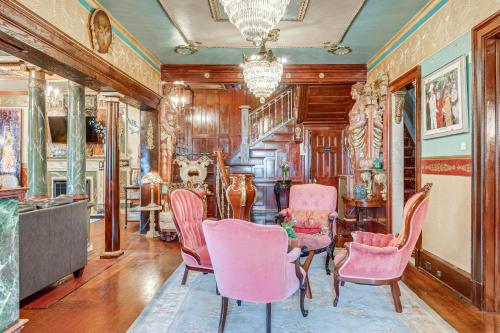 Χώρος καθιστικού στο Near Downtown Scranton Getaway with Patio