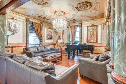 Χώρος καθιστικού στο Near Downtown Scranton Getaway with Patio