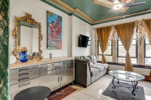 Μια τηλεόραση ή/και κέντρο ψυχαγωγίας στο Near Downtown Scranton Getaway with Patio