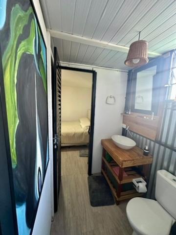 a small bathroom with a toilet and a sink at Estúdio Glaura in Glaura