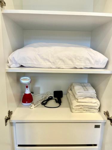 a shelf with a bed and a lamp on it at Edificio Spirit Mariscal in Asuncion