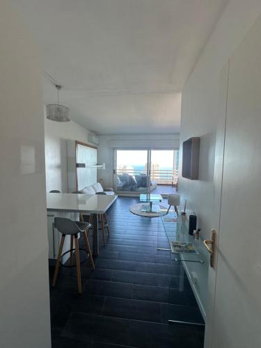 Beausoleil near Monaco - Cosy Studio with Sea viewにあるキッチンまたは簡易キッチン