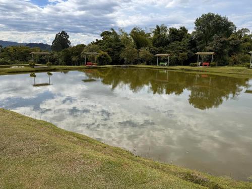 a large pond in a park with trees in the background at Hotel Recreacional Marcelandia Santa Rosa de Cabal in Santa Rosa de Cabal