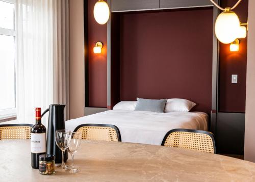 a room with a bed and a table with wine glasses at Hôtel Saint-Sulpice in Montréal