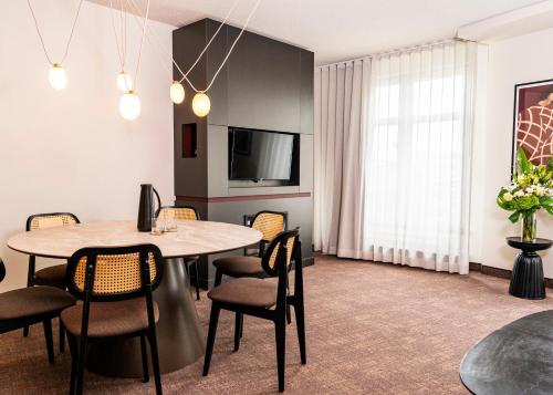 a dining room with a table and chairs at Hôtel Saint-Sulpice in Montréal