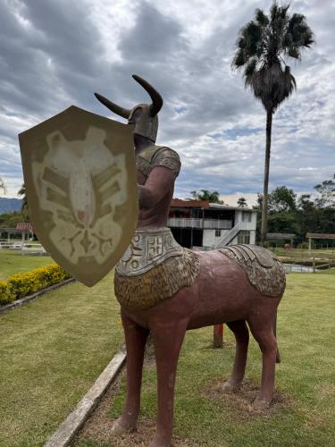 a statue of a person riding a horse with an umbrella at Hotel Recreacional Marcelandia Santa Rosa de Cabal in Santa Rosa de Cabal