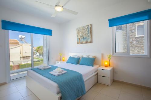 Postel nebo postele na pokoji v ubytování Protaras Villa Anemoni 6