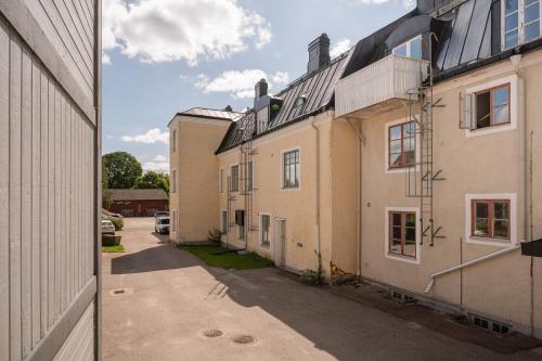 an alley between two buildings with a parking lot at Comfort Meets Style in Central Norberg in Norberg