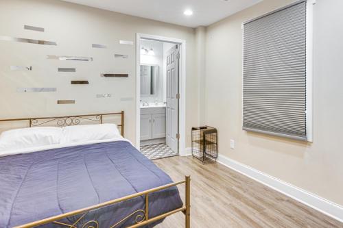 Postel nebo postele na pokoji v ubytování 1 Mi to Dtwn Monroe Family-Friendly Duplex!