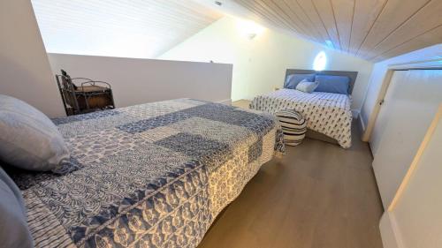 a bedroom with two beds in a room at Bimini Tides in South Bimini
