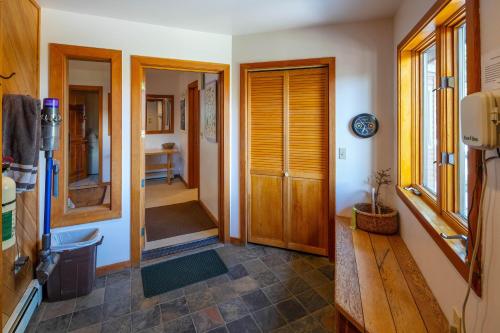 un couloir d'une maison avec une porte et une salle de bain dans l'établissement Alpine Retreat By Hauserman Rentals, à Tahoe City