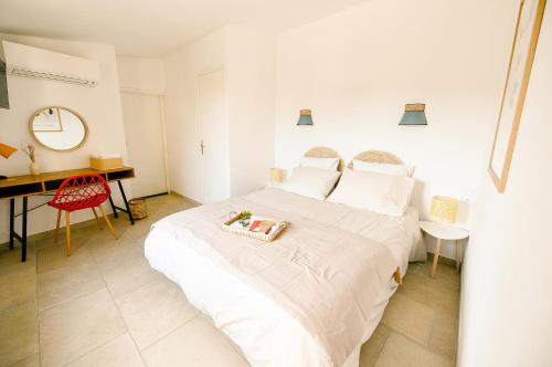 Ένα ή περισσότερα κρεβάτια σε δωμάτιο στο Maison La Djoon,Vue Cité, centre ville Spa Jardin