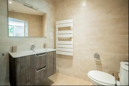 Ένα μπάνιο στο Maison La Djoon,Vue Cité, centre ville Spa Jardin