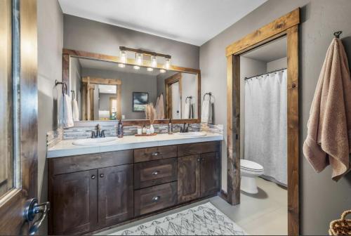 Ένα μπάνιο στο Rancho Chaparral- Brasada Ranch getaway near Bend, resort amenities!