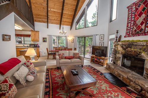un soggiorno con divano e camino di Bunker By Hauserman Rentals a Tahoe City