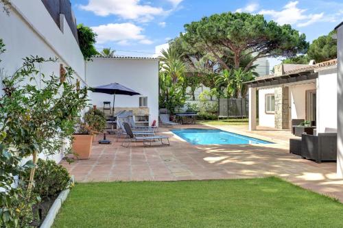 Hermosa y Amplia Casa con Piscina y Garage