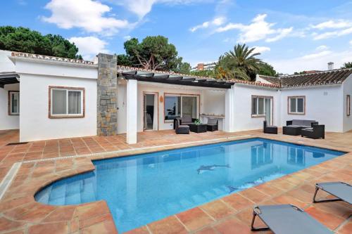 Hermosa y Amplia Casa con Piscina y Garage