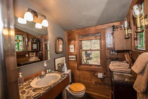 ein Badezimmer mit Waschbecken, Toilette und Spiegel in der Unterkunft Rockwood By Hauserman Rentals in Carnelian Bay