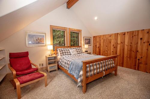 a bedroom with a bed and a chair at Celtic Lodge By Hauserman Rentals in Homewood