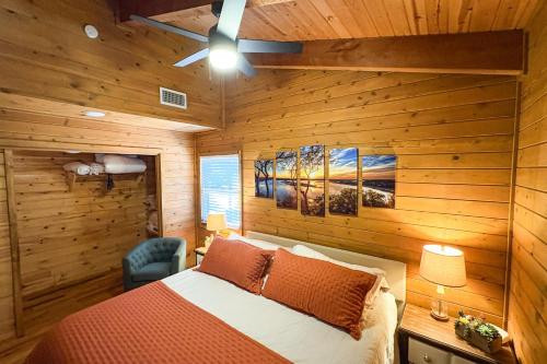 ホースシュー・ベイにあるLittle Bit of Lake, Whole Lotta Texasの木製の部屋にベッド1台が備わるベッドルーム1室があります。