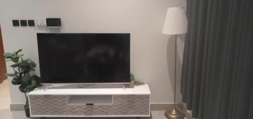 TV a/nebo společenská místnost v ubytování غرفة نوم ماستر كبيرة قريبة من المطار
