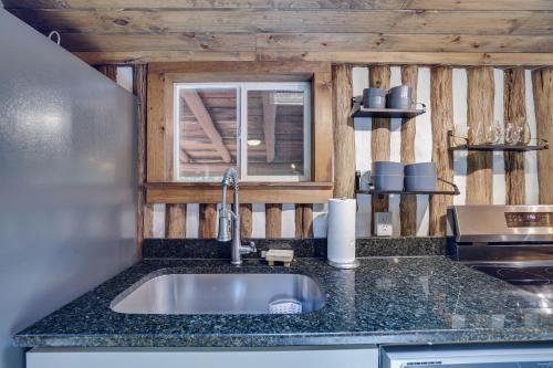 Kuchyň nebo kuchyňský kout v ubytování Cozy Log Cabin in Jim Thorpe