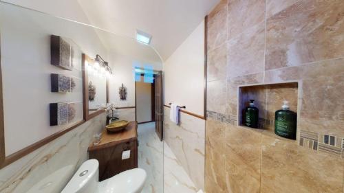 Ένα μπάνιο στο Millionaire's Row Beachfront Luxury Retreat