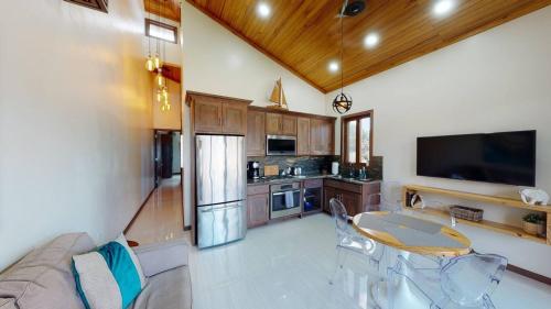 Η κουζίνα ή μικρή κουζίνα στο Millionaire's Row Beachfront Luxury Retreat