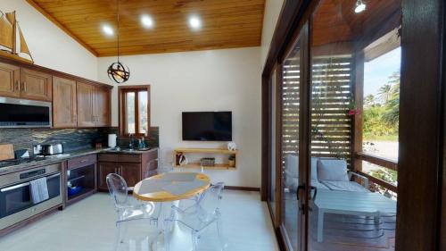 Η κουζίνα ή μικρή κουζίνα στο Millionaire's Row Beachfront Luxury Retreat