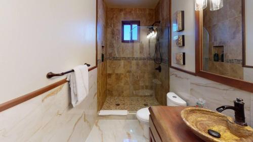 Ένα μπάνιο στο Millionaire's Row Beachfront Luxury Retreat