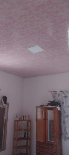 un soffitto in una stanza con un mobile in legno di Casa Do junior! ad Ananindeua