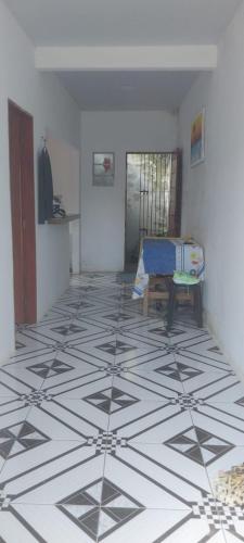 una camera con pavimento piastrellato e panca di Casa Do junior! ad Ananindeua