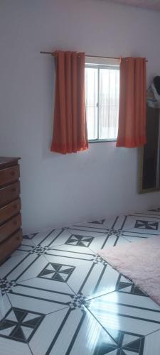 una stanza con un letto e una finestra di Casa Do junior! ad Ananindeua