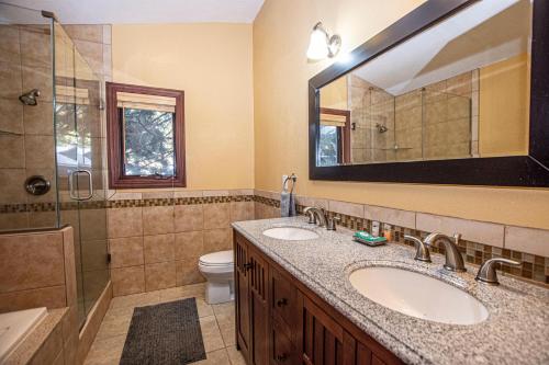 a bathroom with two sinks and a shower and a toilet at Highlands Lodge By Hauserman Rentals in Tahoe City