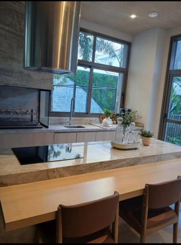 a kitchen with a counter with a sink and a stove at Studio Metrô Tatuapé Wi-fi-Piscina-Academia in Sao Paulo