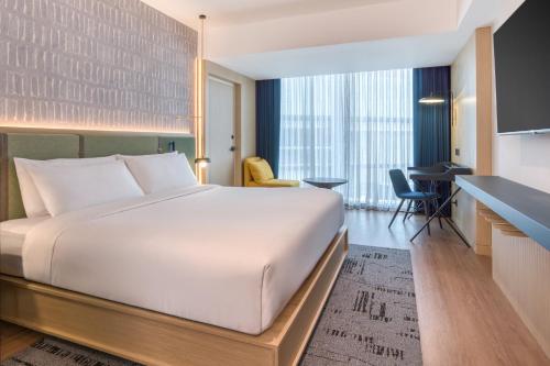 a hotel room with a bed and a desk at Hotel Indigo Lima Miraflores by IHG in Lima