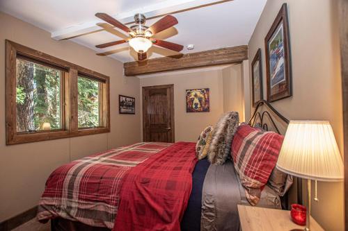 une chambre avec un lit et un ventilateur de plafond dans l'établissement Black Bear Haus By Hauserman Rentals, à Tahoe City