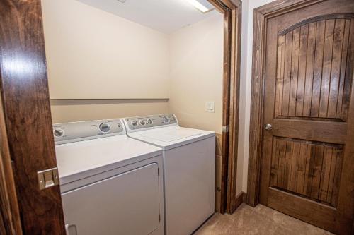 - une petite buanderie avec un lave-linge et un sèche-linge dans l'établissement Black Bear Haus By Hauserman Rentals, à Tahoe City