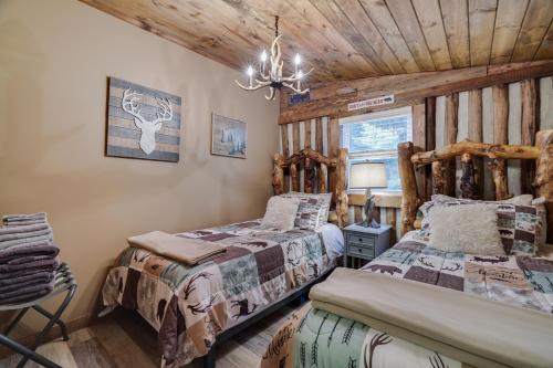 Postel nebo postele na pokoji v ubytování Cozy Log Cabin in Jim Thorpe