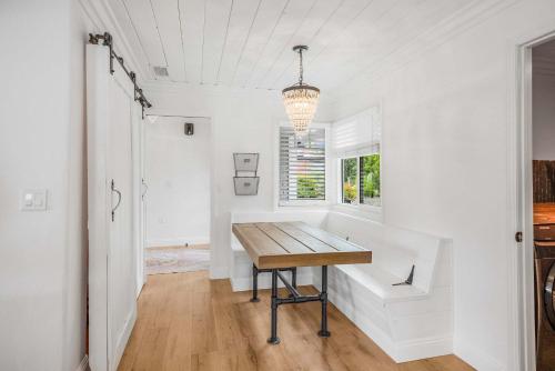Χώρος καθιστικού στο Sleeps 11 Wine Trail Fire Pit Bocce & Trampoline