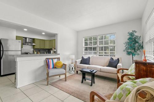 Kuchyň nebo kuchyňský kout v ubytování NEW Bayside Breeze - Charming Apt Near Bayshore