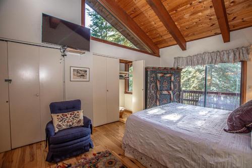 sypialnia z łóżkiem, telewizorem i krzesłem w obiekcie Home Swede Home By Hauserman Rentals w mieście Tahoe City