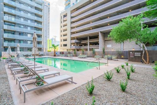Bazén v ubytování Stylish 1BD - Central Downtown - Gym, Pool, Parking nebo v jeho okolí