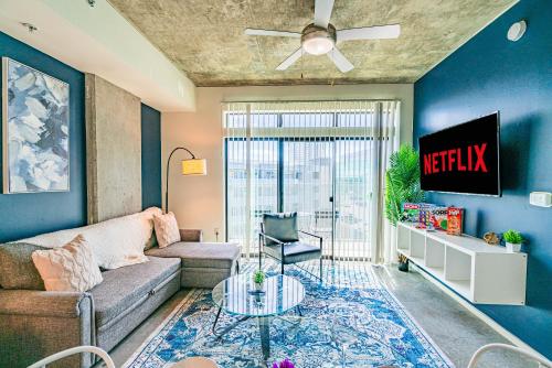 TV a/nebo společenská místnost v ubytování Stylish 1BD - Central Downtown - Gym, Pool, Parking