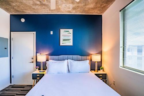 Postel nebo postele na pokoji v ubytování Stylish 1BD - Central Downtown - Gym, Pool, Parking