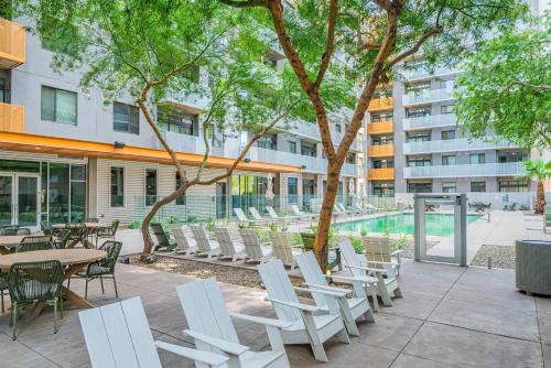Bazén v ubytování Stylish 1BD - Central Downtown - Gym, Pool, Parking nebo v jeho okolí