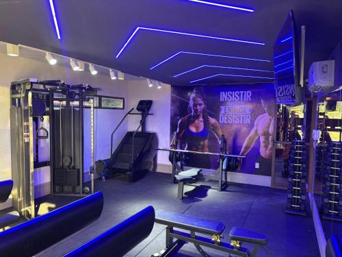 una sala fitness con una donna in palestra di DVA Cabedelo Beira-Mar – O Paraíso na Ponta de Cabedelo a Cabedelo