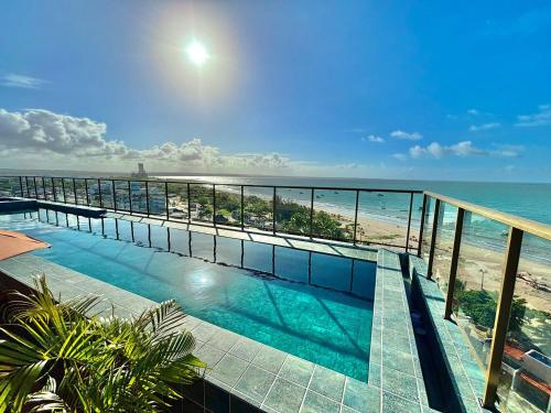 a swimming pool with a view of the beach at DVA Cabedelo Beira-Mar – O Paraíso na Ponta de Cabedelo in Cabedelo