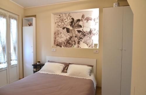 a bedroom with a bed and a painting on the wall at Maison Del Borgo in Ariano Irpino